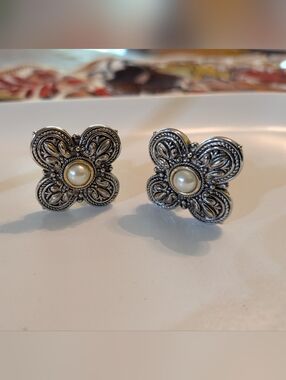 Vintage-Inspired Silver Floral Faux Pearl Clip-on Earrings